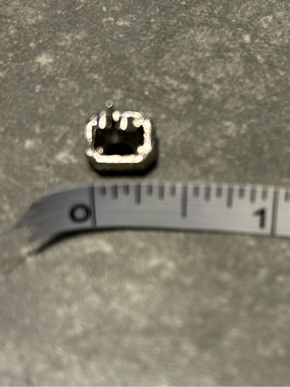 Vintage geometric crystal stud earring - Picture 4 of 4